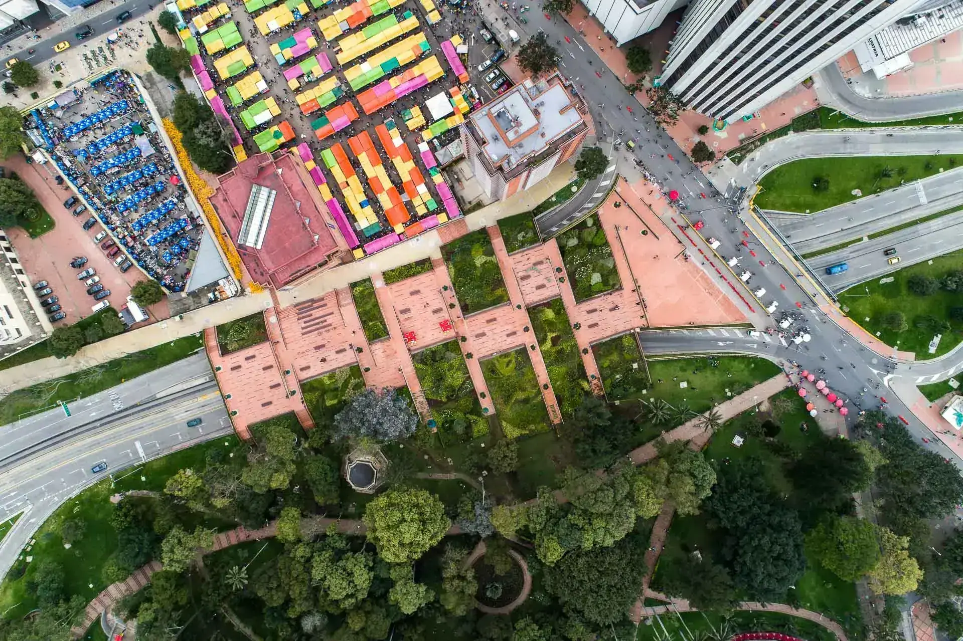 Detalle de las plataformas ajardinadas y senderos del Parque Bicentenario conectando el centro con el norte.
